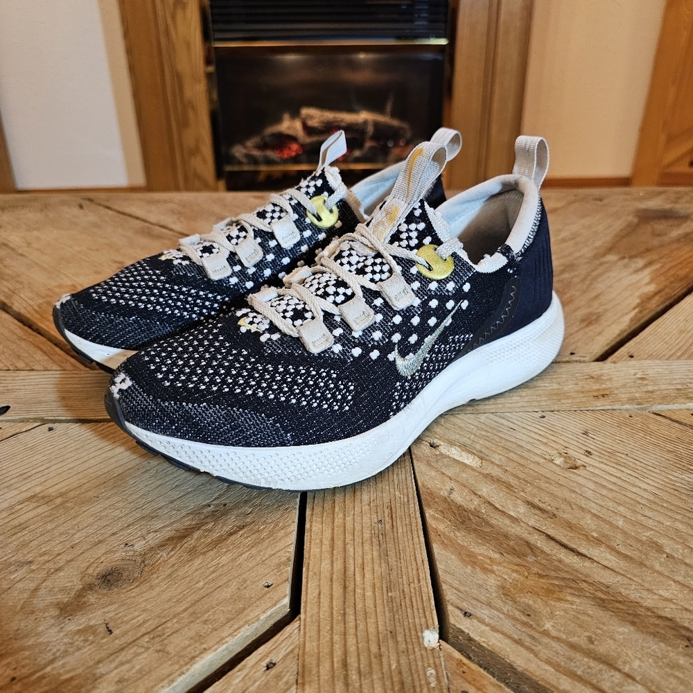 Women's Black and Metallic Vivid Gold Sneakers Womens size 7